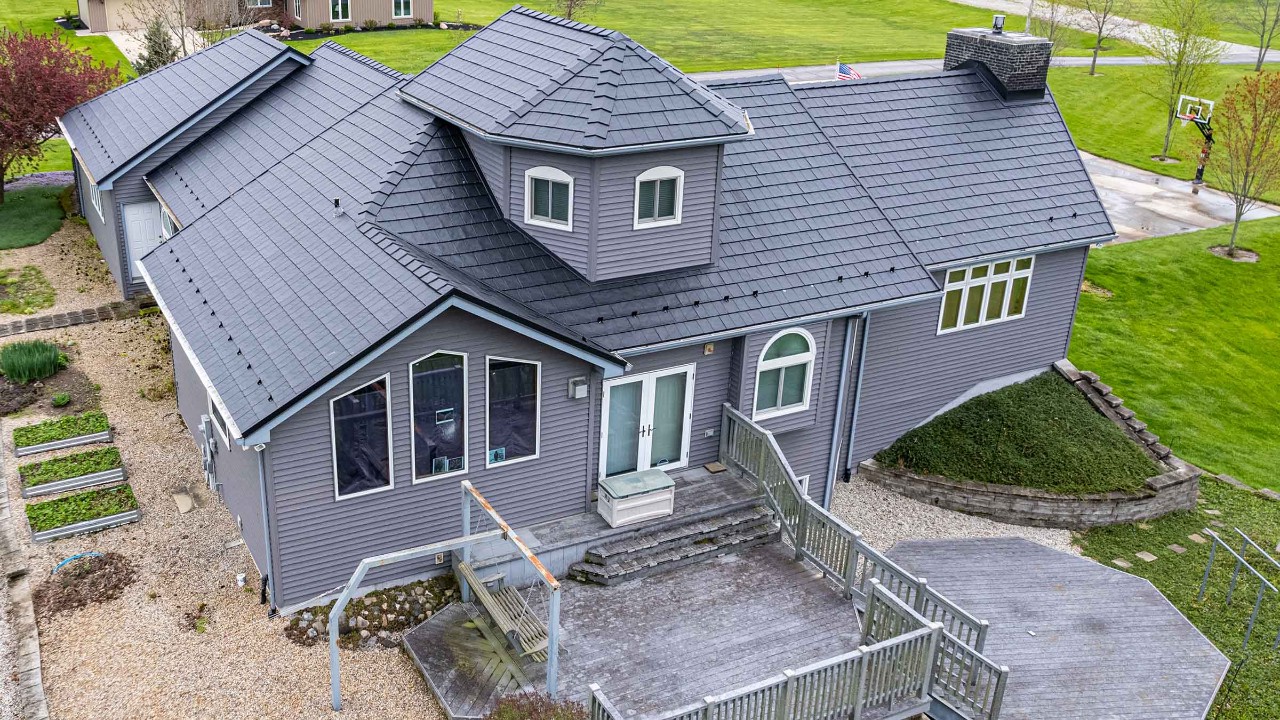 Toiture North Ridge Slate sur une résidence grise