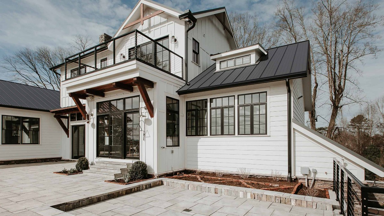 Toiture Regency noire sur une résidence contemporaine blanche