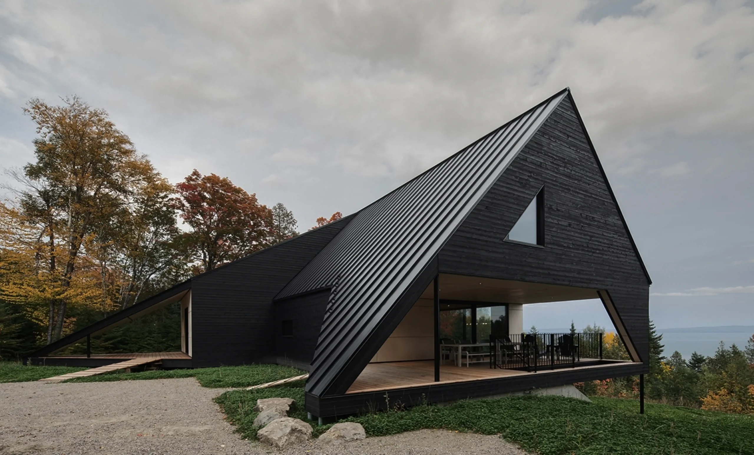 Chalet contemporain noir coiffé de La Renommée